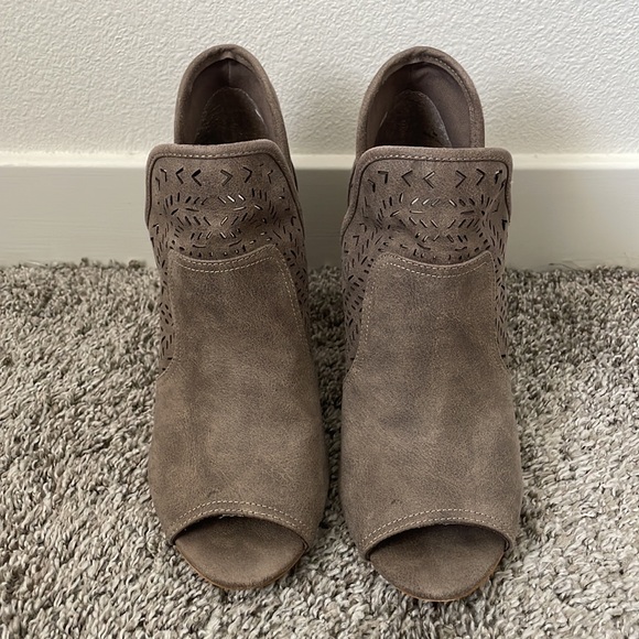 Fergalicious Open Toe Slip On Ankle Booties Taupe Faux Leather Size 9 - Picture 2 of 8